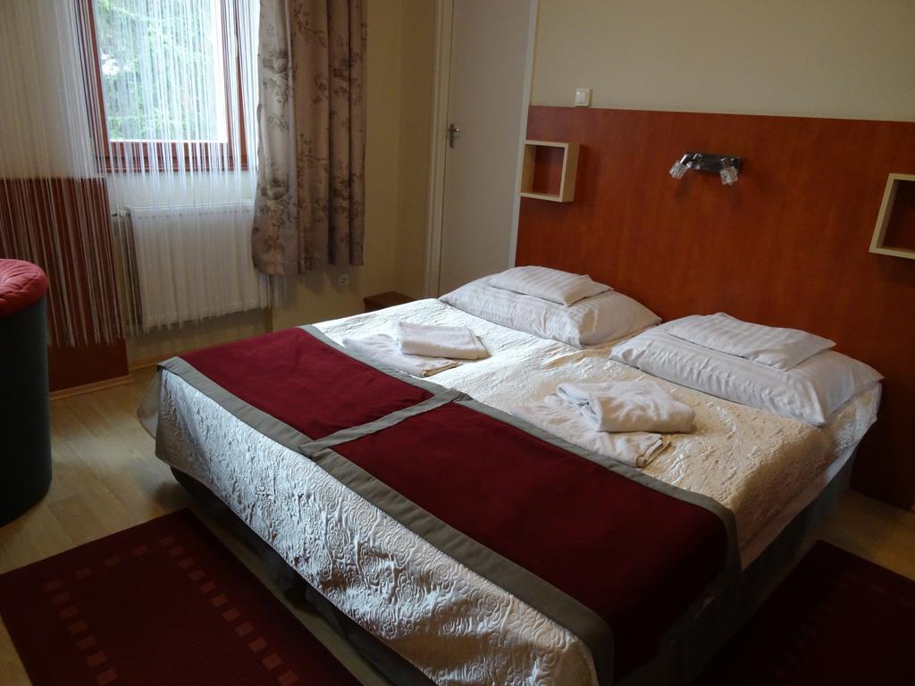 Fortuna Hotel Мисколк Стая снимка