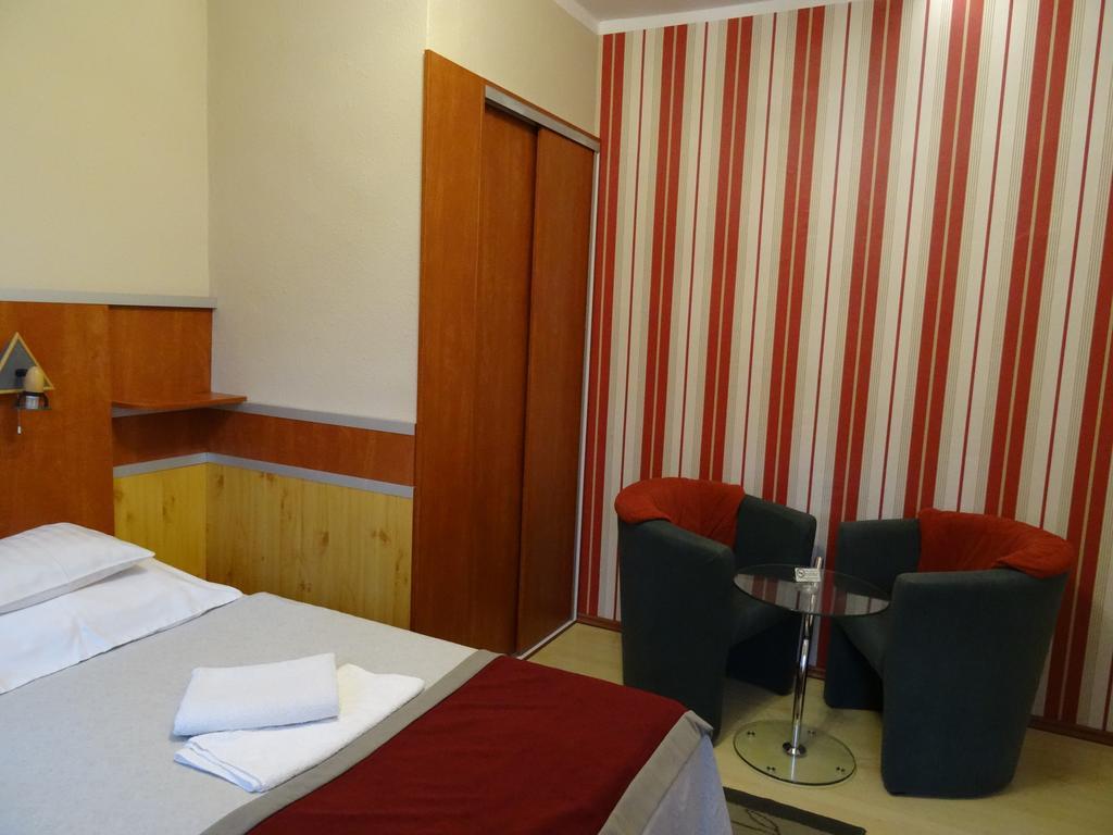 Fortuna Hotel Мисколк Стая снимка
