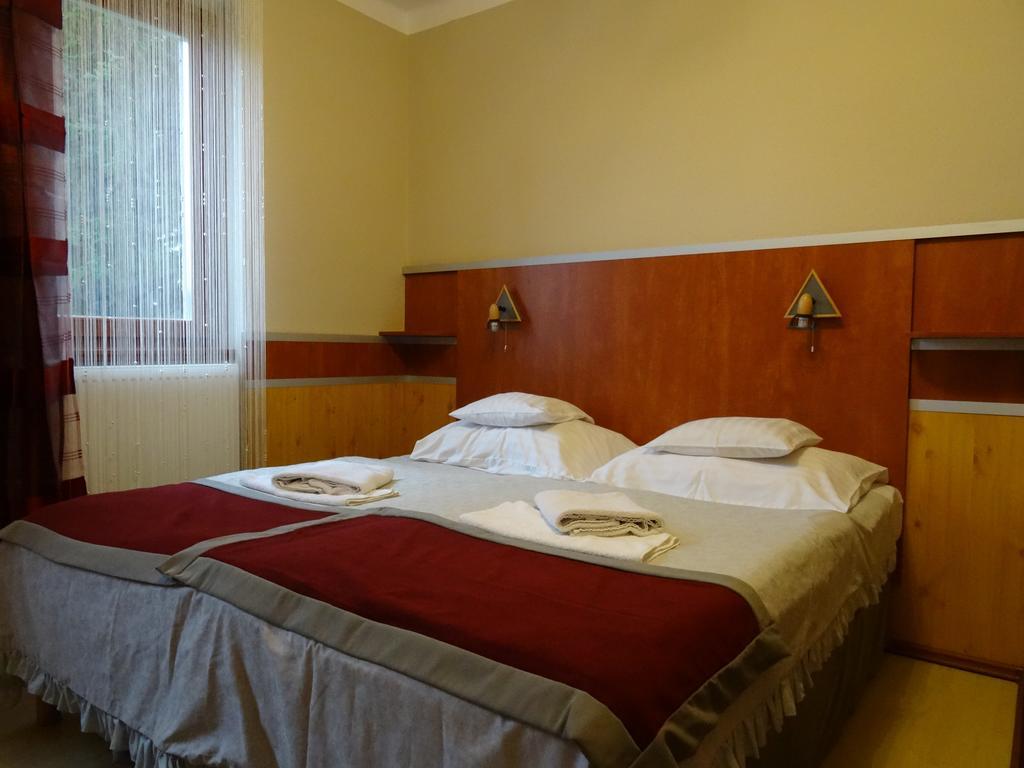 Fortuna Hotel Мисколк Стая снимка