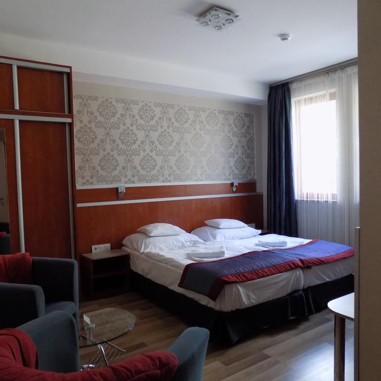 Fortuna Hotel Мисколк Екстериор снимка