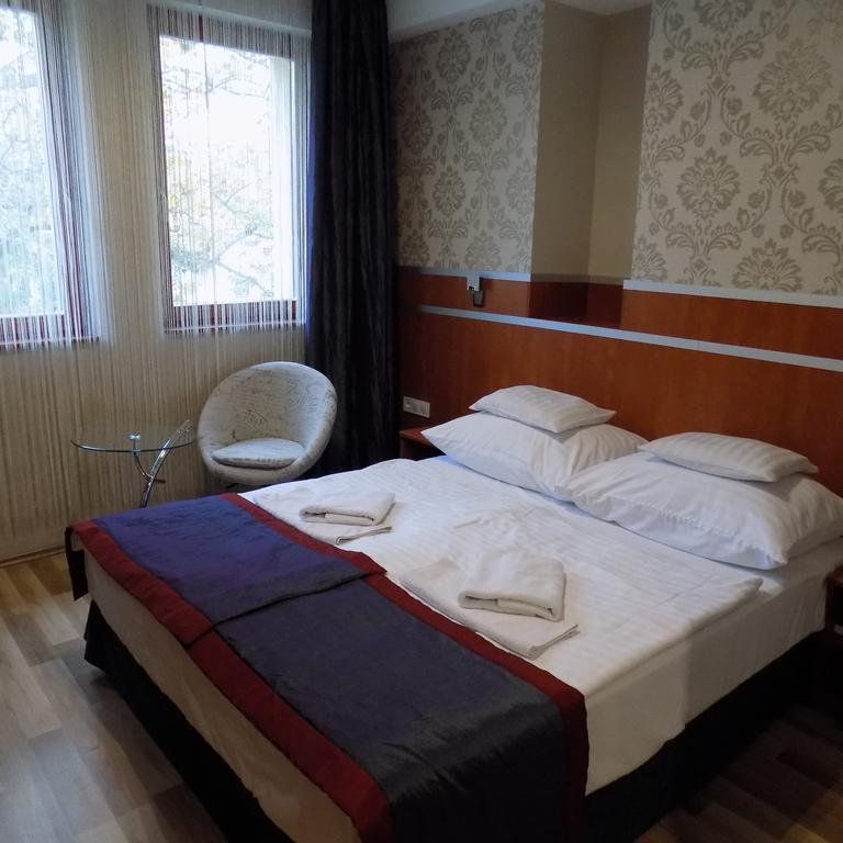 Fortuna Hotel Мисколк Екстериор снимка